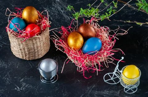 Homemade multicolored painted Easter eggs Foto stock