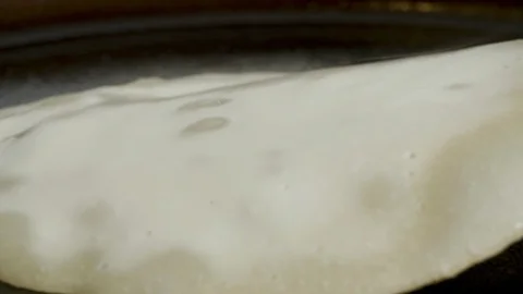 Homemade pancake in a frying pan, the process of flipping a pancake in a frying Video stock 128360702