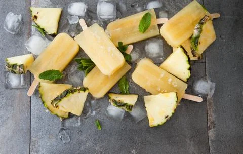 Homemade pineapple popsicles Foto stock