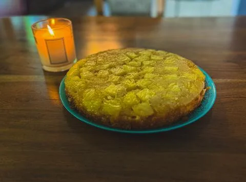 Homemade pineapple upside down pie with candied cherries . Tropical dessert o Foto stock