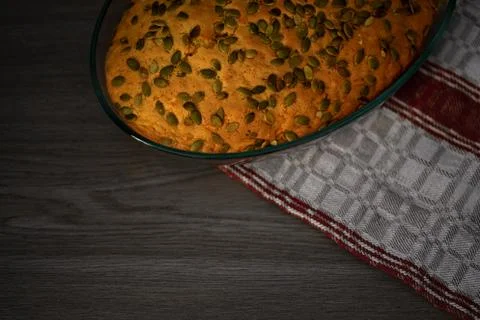 Homemade pumpkin pie on the table. Foto stock