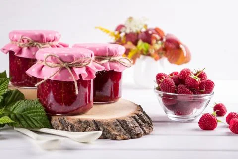 Homemade raspberry jam for breakfast and fresh raspberry Stock-Fotos