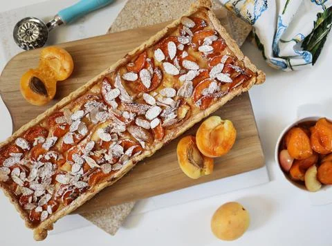 Homemade rectangular shortbread pie with apricots and peaches Stock-Fotos