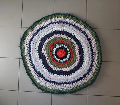 Homemade round rug in the patchwork technique. Foto stock