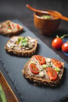 Homemade Rustic Pate on Bitten Slice of Bread with Fresh Vegetables Foto stock