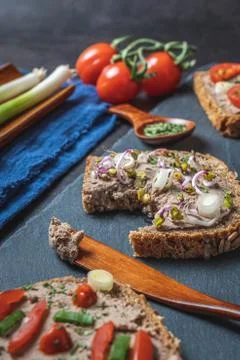 Homemade Rustic Pate on Bitten Slice of Bread with Fresh Vegetables Foto stock