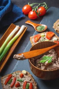 Homemade Rustic Pate on Bitten Slice of Bread with Fresh Vegetables Foto stock