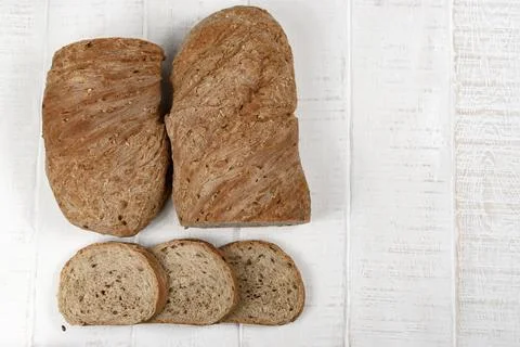 Homemade sliced bread on white rustic wooden table with copy space Foto stock