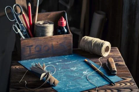 Homemade workshop with kite and elements to construct it Foto stock