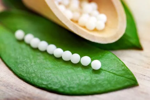Homeopathic pills on leaf. Foto stock