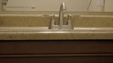 Homeowner fixing bathroom drain system, troubleshooting from below Vidéo 334727751