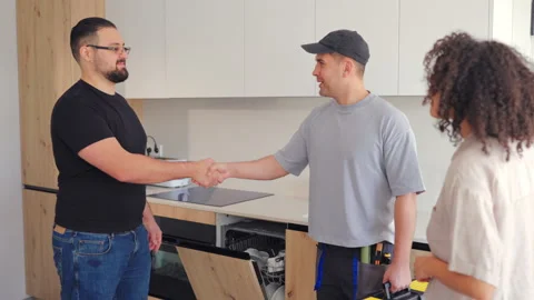 Homeowners consulting contractor about kitchen maintenance work Vídeos de archivo 342962184