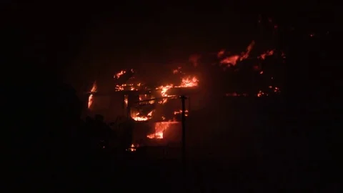 Homes burn at night during a large wildfire in Southern California. Stock-Footage 83225011