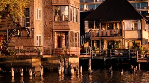 Homes on Lake Washington Camera Pull Back 库存影片 81761123