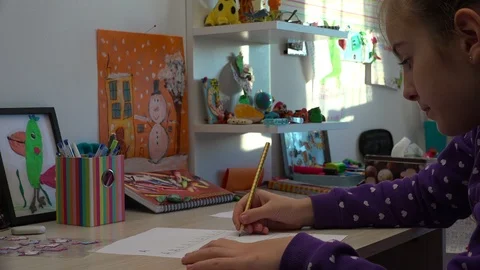 Homeschooling: Little kid Learning To Write Letters Vidéo 122359207