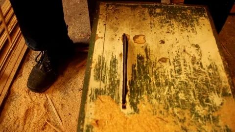 Homework with a circular saw 動画素材 84735565