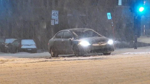 Honda having hard time in the snow 動画素材 105179096