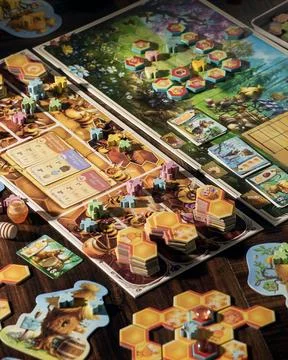 Honey Buzz board game components close up with wooden pieces honeycomb tile.. Foto stock