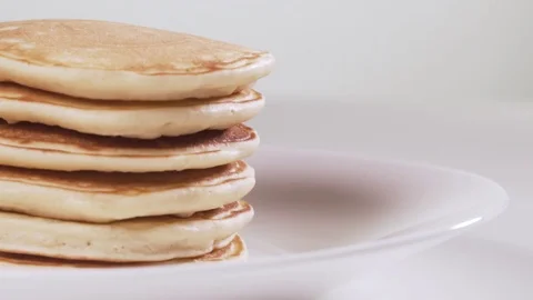 Honey dripping on a pancake Vídeos de archivo 72670574