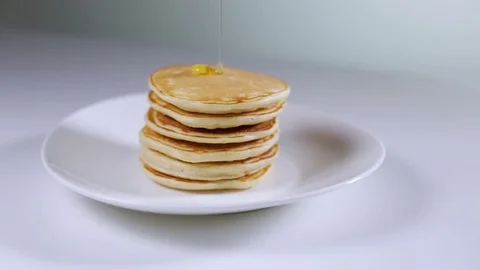 Honey dripping on a pancake Vídeos de archivo 72671280