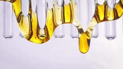 Honey flows down glass tubes Vídeo Stock 258322380