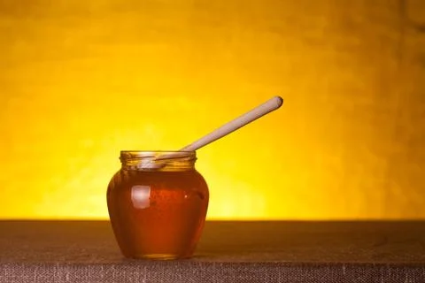 Honey jar on canvas table Foto stock