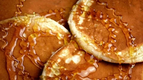 Honey or maple syrup pouring onto pancakes. Easy morning breakfast concept. Stock-Footage 336589026