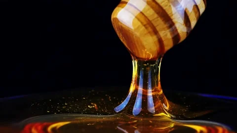 Honey  Pot and tool Stockbeeldmateriaal 146661263