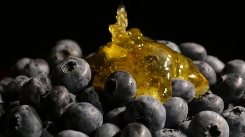 Honey poured on blueberries 스톡 동영상 80706943