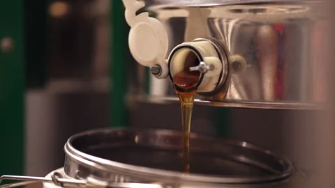 Honey pouring from extractor side angle Stock-Footage 287947321