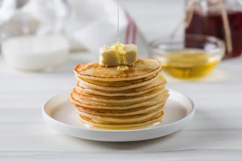 Honey sauce pours over a stack of pancakes. Breakfast concept. Foto stock