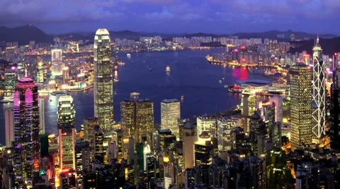 Khám phá khu trung tâm kinh doanh Hong Kong năng động và sôi động nhất để cảm nhận vị trí quan trọng của thành phố này trong thế giới kinh doanh. Bạn sẽ được chiêm ngưỡng các tòa nhà cao tầng đầy ấn tượng và trải nghiệm không khí sầm uất của khu đô thị này.
