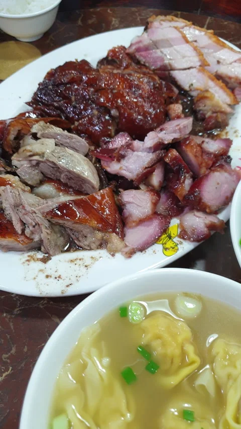 Hong Kong assorted bbq pork duck and crispy pork with vegetabe and wonton v.. 動画素材 342338011
