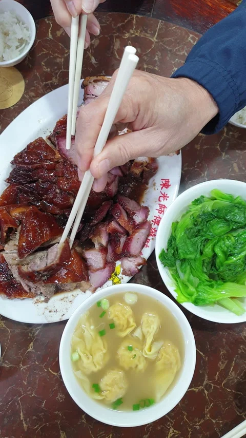 Hong Kong assorted bbq pork duck and crispy pork with vegetabe and wonton v.. 動画素材 342338023