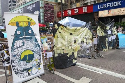 Hong kong democracy protesters are fighting off their chief executive Stock Photos