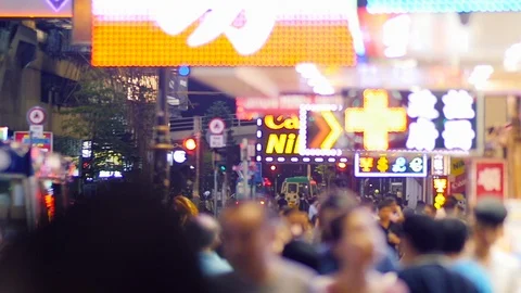 Hong Kong night view crowd on typical street slow motion. Vidéo 110534497