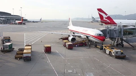 HONG KONG - OCTOBER, 2015:Airplanes loading and unloading luggage at Hong Kong Video stock 77330587