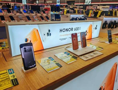 Honor Smartphones Display in Electronics Store 스톡 사진