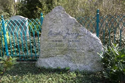 Honorary grave of the writer Arnold Zweig Dorotheenstaedtischer cemetery Mitte Stock Photos