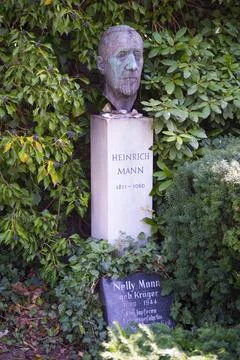 Honorary grave of the writer Heinrich Mann Dorotheenstaedtischer Friedhof Mitte Stock Photos