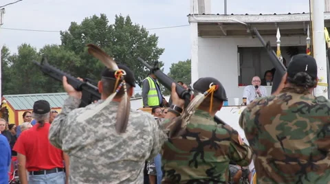 Honoring Native American war dead at pow wow with three gun salute &amp; taps Stock-Footage 47814858