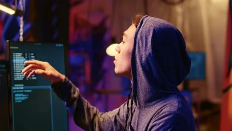 Hooded hacker coding malware Foto stock