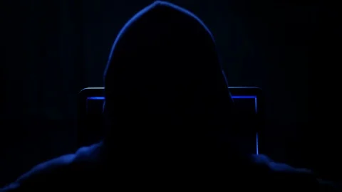  hooded hacker working on a computer in the dark  Vídeos de archivo 85688670