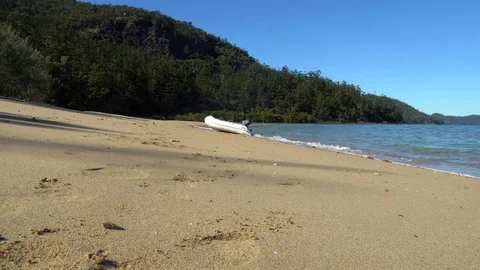 Hook Passage dinghy on beach 스톡 동영상 116298147