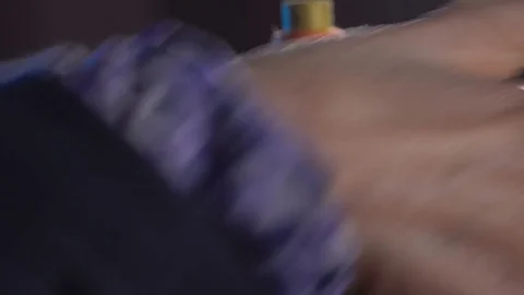 Hook thread on sewing machine Видео 75423769