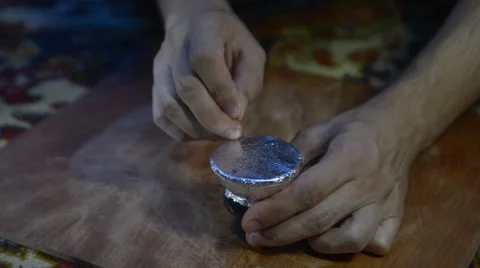 Hookah smoking - a guy with a needle pierces the foil Vídeo Stock 55142523