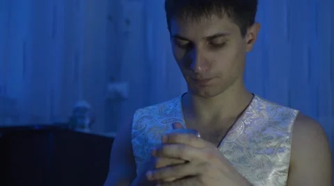 Hookah smoking - the guy wears foil on the bowl Vídeo Stock 55142400