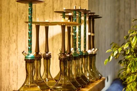 Hookahs are on the bar in the restaurant Foto stock