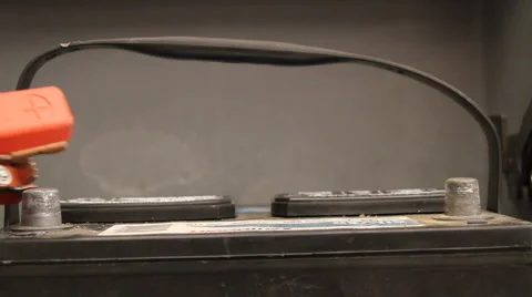 Hooking up automotive battery cables to a 12 volt battery Video stock 1038415