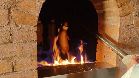 Hooking Peking ducks into the fiery hung oven for Vidéo 338338933